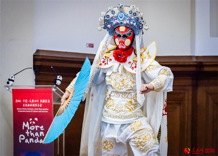 川劇絕活變臉表演。人民網(wǎng) 郭錦標(biāo)攝