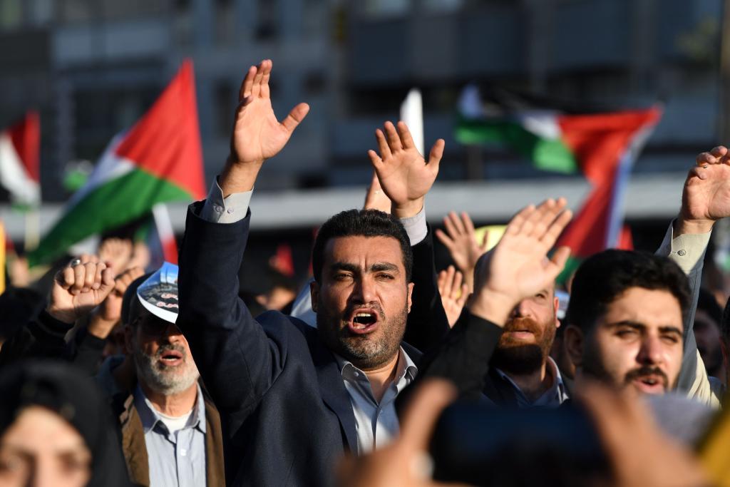 10月18日，人們?cè)谝晾实潞谔m舉行集會(huì)。當(dāng)日，突尼斯、土耳其、伊朗等多國(guó)民眾舉行集會(huì)，表達(dá)對(duì)巴勒斯坦人民的支持，并譴責(zé)針對(duì)加沙城醫(yī)院的襲擊。新華社記者 沙達(dá)提 攝