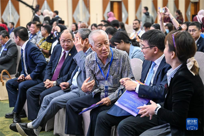 10月21日，在馬來(lái)西亞行政首都普特拉賈亞，嘉賓在第五屆中國(guó)—東盟視聽(tīng)周開(kāi)幕活動(dòng)上交談。新華社記者 程一恒 攝