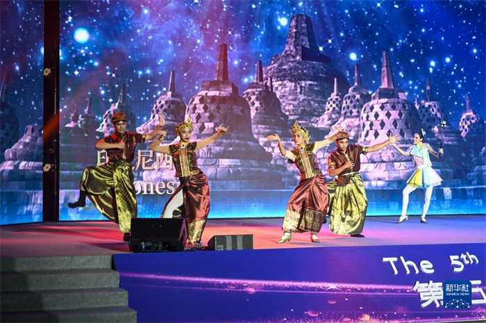 10月21日，在馬來(lái)西亞行政首都普特拉賈亞，演員在第五屆中國(guó)—東盟視聽(tīng)周開(kāi)幕活動(dòng)上表演。新華社記者 程一恒 攝