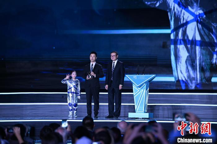 10月21日，2023雨果獎在成都揭曉。中國科幻作家海漄憑小說《時空畫師》獲2023雨果獎“最佳短中篇小說”?！D片由第81屆世界科幻大會組委會提供