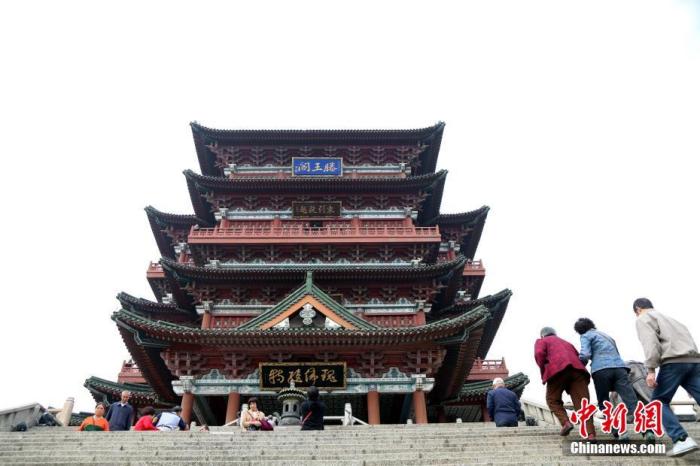 資料圖：中國農(nóng)歷九月初九，重陽佳節(jié)。民眾來到位于江西南昌的滕王閣旅游區(qū)，登高祈福。<a target='_blank' href='/'><p  align=