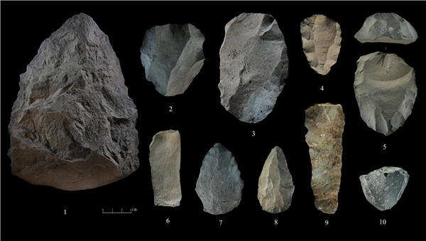 石制品 1.手斧 2、4、5.勒瓦婁哇石核（循環(huán)剝片法、優(yōu)先剝片法）3.勒瓦婁哇石葉石核 6.勒瓦婁哇石葉 7、8.勒瓦婁哇尖狀器 9.石葉 10.錐形石葉石核。中肯聯(lián)合考古隊供圖