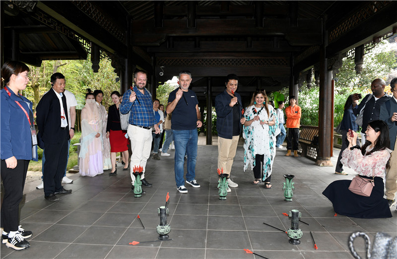 在安樂泉，中外記者體驗(yàn)投壺 趙橙涔攝