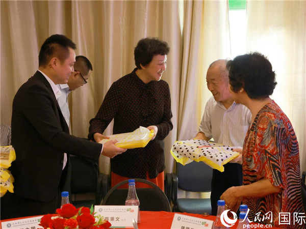 當(dāng)?shù)貢r間10月23日，國務(wù)院僑務(wù)辦公室主任陳旭（中）在巴西華人文化交流協(xié)會會館出席里約僑界舉辦的重陽節(jié)敬老聯(lián)歡活動，并為里約僑界長者代表送上慰問品。  人民網(wǎng)記者 陳海琪攝