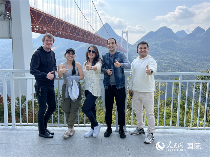 歐亞國(guó)家記者在壩陵河大橋下合影，并給大橋“點(diǎn)贊”。人民網(wǎng) 花放攝