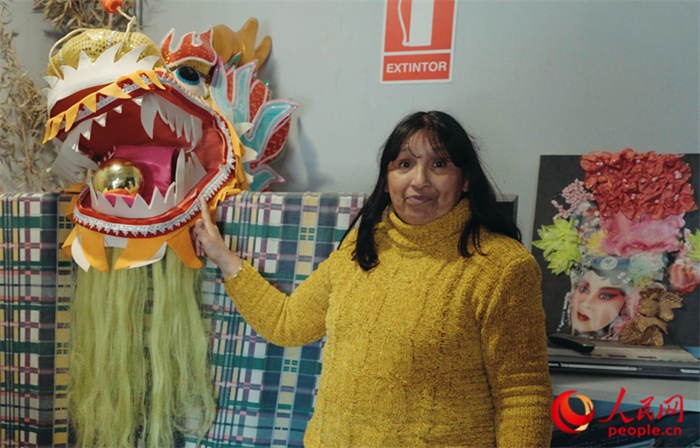 “熊貓閱覽室”一角。盧漢·梅洛為記者展示大使館贈(zèng)送的龍頭。人民網(wǎng)記者 張若涵攝