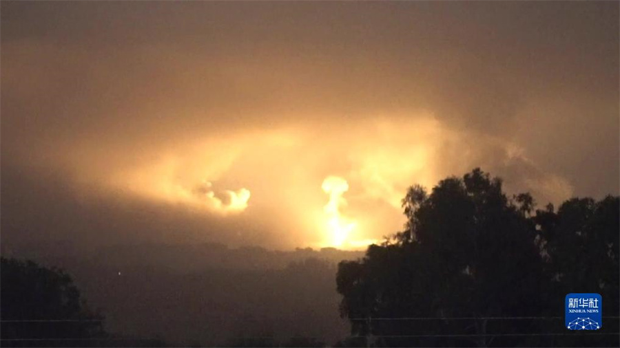 這張從以色列國防軍發(fā)布視頻中截取的圖片顯示，10月27日晚，以軍進(jìn)入加沙地帶開展地面行動。新華社發(fā)