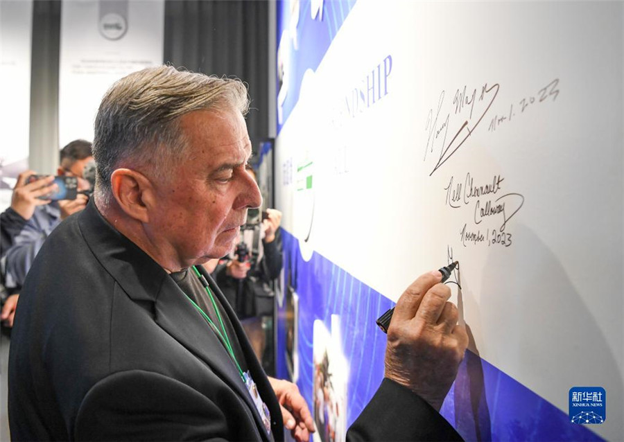 11月1日，美中航空遺產(chǎn)基金會(huì)主席格林在重慶史迪威博物館友誼墻上簽名。新華社記者 王全超 攝