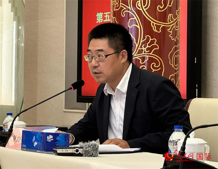 10月31日，歐美同學(xué)會(huì)副秘書長(zhǎng)滕劍峰在第五屆中法文化論壇媒體吹風(fēng)會(huì)上講話。（人民網(wǎng) 謝瑩攝）