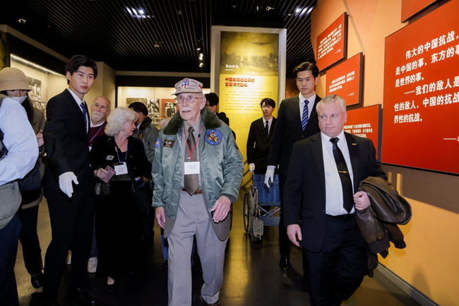 2023年10月30日，美國(guó)飛虎隊(duì)老兵梅爾·麥克馬倫一行參訪中國(guó)人民抗日戰(zhàn)爭(zhēng)紀(jì)念館。中國(guó)人民對(duì)外友好協(xié)會(huì)供圖