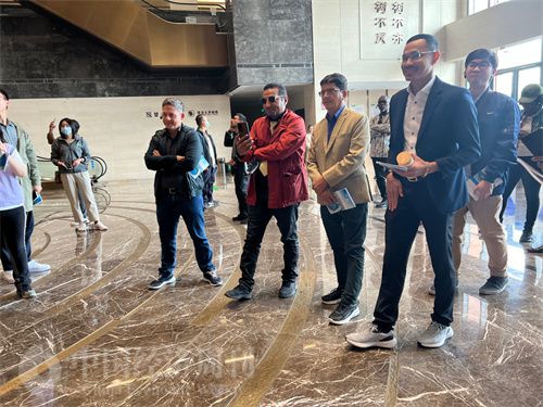   （外媒記者參觀中國藥都中醫(yī)藥博物館。中國經(jīng)濟(jì)周刊記者 郭志強(qiáng) 攝）