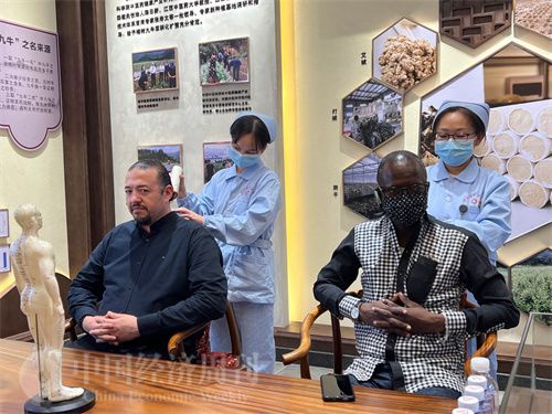   （外媒記者爭先恐后體驗(yàn)艾灸，直呼神奇。中國經(jīng)濟(jì)周刊記者 郭志強(qiáng) 攝）