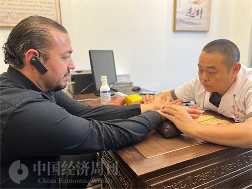   （外媒記者走進(jìn)中醫(yī)堂，問診中醫(yī)名師。中國經(jīng)濟(jì)周刊記者 郭志強(qiáng)攝）