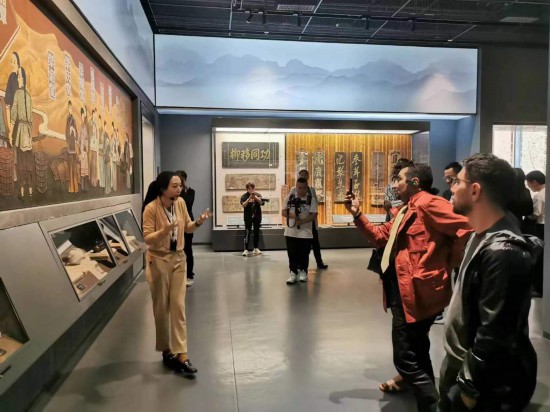  2023“一帶一路”媒體合作論壇聯(lián)合采訪團參觀中國藥都中醫(yī)藥博物館。（本報記者 黃超攝）