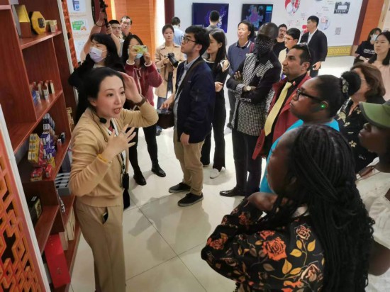 2023“一帶一路”媒體合作論壇聯(lián)合采訪團參觀仁和863科技園產(chǎn)品展示區(qū)。（本報記者 黃超攝）
