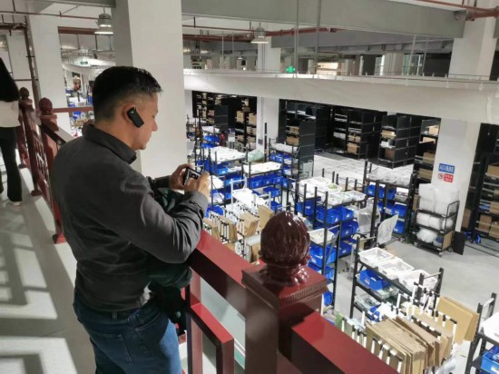 2023“一帶一路”媒體合作論壇聯(lián)合采訪團團員在仁和醫(yī)藥物流園拍攝記錄轉(zhuǎn)運流程。（本報記者 黃超攝）