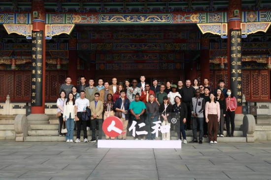 2023“一帶一路”媒體合作論壇聯(lián)合采訪團參觀仁和集團。（受訪者供圖）