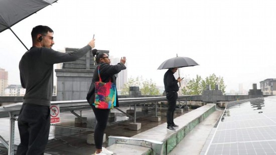   2023“一帶一路”媒體合作論壇聯(lián)合采訪團參觀國家電投江西公司分宜電廠光伏矩陣。（本報記者 周歡攝）