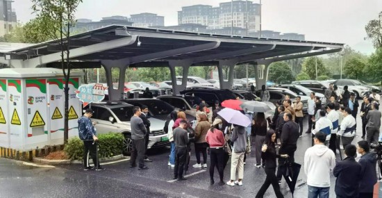   2023“一帶一路”媒體合作論壇聯(lián)合采訪團參觀新余市分宜縣行政服務(wù)中心“光儲充放檢”項目。（受訪者供圖）