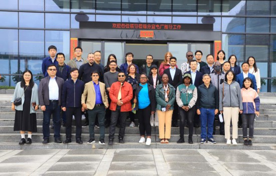   2023“一帶一路”媒體合作論壇聯(lián)合采訪團參觀國家電投江西公司新余市綜合智慧零碳電廠。（受訪者供圖）