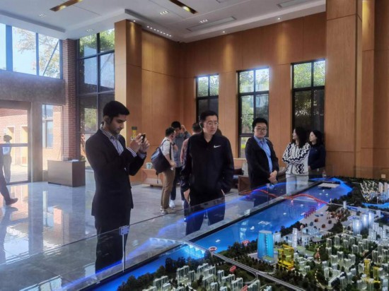 　　10月24日，2023“一帶一路”媒體合作論壇聯(lián)合采訪團團員在清水塘投資集團招商服務(wù)中心參觀。本報記者 常雯宜攝