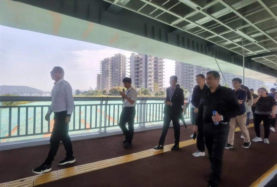 　　10月24日，2023“一帶一路”媒體合作論壇聯(lián)合采訪團團員走在清水塘大橋景觀通道上。本報記者 常雯宜攝