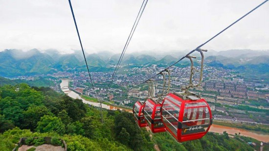 　　在纜車(chē)上俯瞰赤水河及茅臺(tái)鎮(zhèn)風(fēng)景。資料圖片