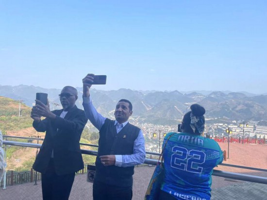 　　外媒記者在天釀景區(qū)拍照留念。本報(bào)記者葉子攝