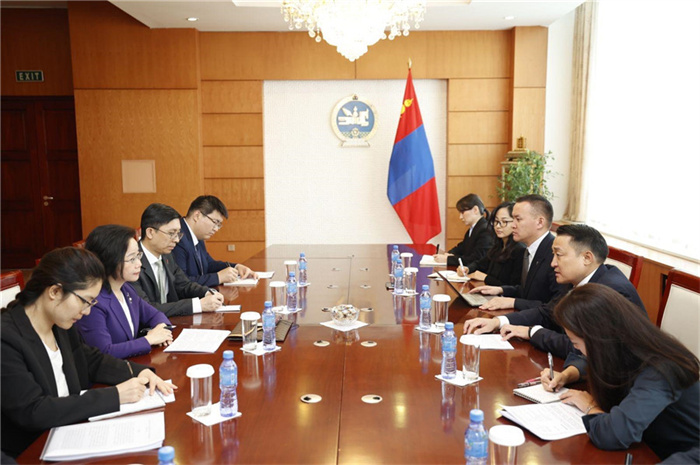 10月31日，中國(guó)駐蒙古國(guó)大使沈敏娟到任拜會(huì)蒙政府辦公廳主任兼蒙古人民黨總書記阿瑪爾巴伊斯格楞。中國(guó)駐蒙古使館供圖