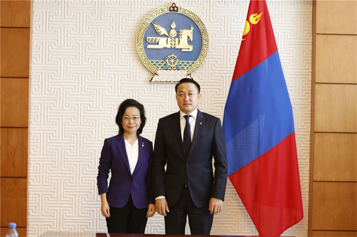 10月31日，中國(guó)駐蒙古國(guó)大使沈敏娟到任拜會(huì)蒙政府辦公廳主任兼蒙古人民黨總書記阿瑪爾巴伊斯格楞（右）。中國(guó)駐蒙古使館供圖
