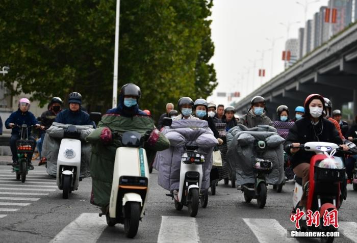 11月3日，河北石家莊迎降溫天氣，市民“捂”裝出行。 <a target='_blank' href='/'><p  align=
