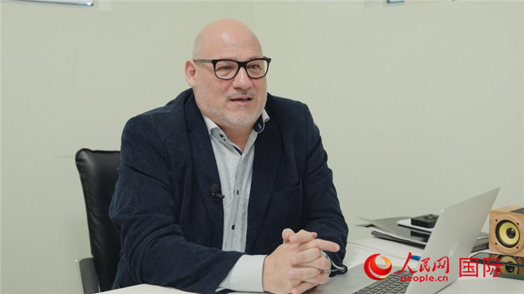 烏拉圭《共和國報》總編輯胡安·布蘭卡接受人民網(wǎng)專訪。人民網(wǎng)記者 張若涵攝