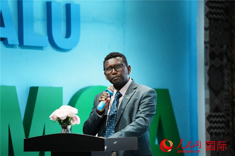 所羅門群島總理代表吉姆森·菲奧·塔南噶達(dá)發(fā)表致辭。人民網(wǎng) 彭昱凱攝