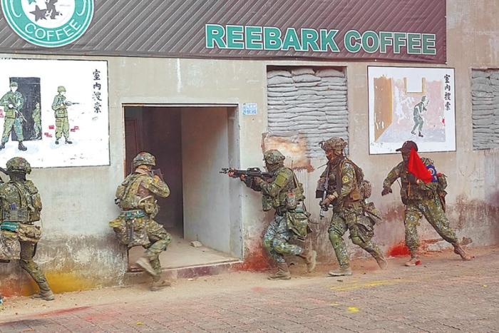 圖為2022年臺陸軍步訓(xùn)部學(xué)員模擬城鎮(zhèn)戰(zhàn)。圖片來源：臺灣《中國時報》。