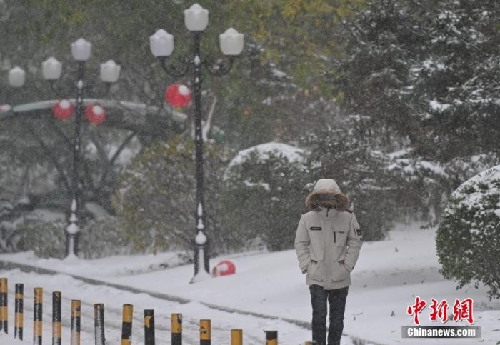 圖為市民在雪中出行。 <a target='_blank' href='/' ><p  align=