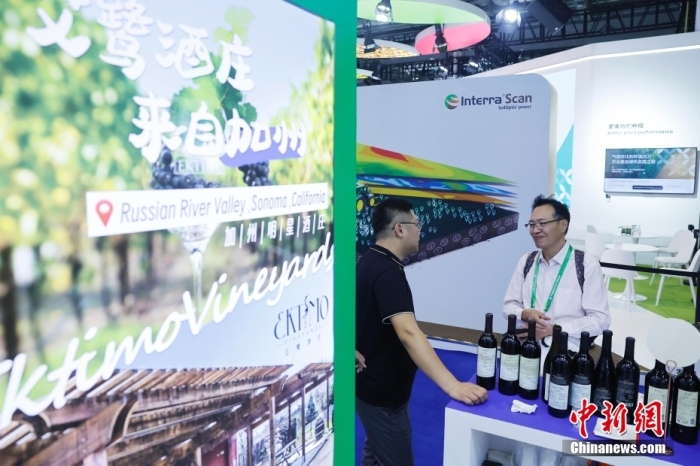 11月6日，參觀者與展臺工作人員交流。當日，第六屆中國國際進口博覽會在國家會展中心(上海)舉行。據(jù)上海美國商會官網(wǎng)消息，為進一步加強中美經(jīng)貿聯(lián)系，上海美國商會與美國農業(yè)部合作參展2023年第六屆中國國際進口博覽會。今年是美國政府首次設立官方展館。<a target='_blank' href='/'><p  align=