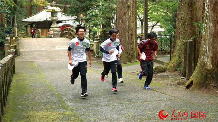 中日青少年在百年古剎里奔跑，揮灑青春的汗水。人民網(wǎng) 蔣曉辰攝