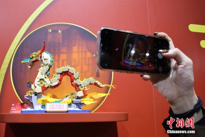 第六屆中國國際進口博覽會舉行，消費品展區(qū)展出以生肖龍為題材的中國元素產(chǎn)品。<a target='_blank' href='/'><p  align=