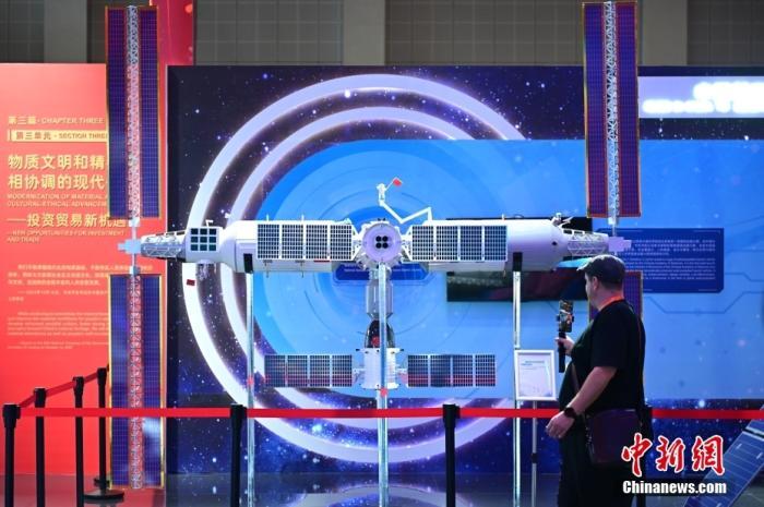 11月5日，觀眾在進博會中國館參觀拍攝中國空間站模型。<a target='_blank' href='/'><p  align=