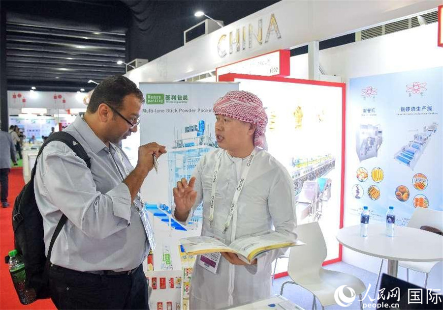 中外展商交流。 人民網(wǎng)塔里克·易卜拉欣攝