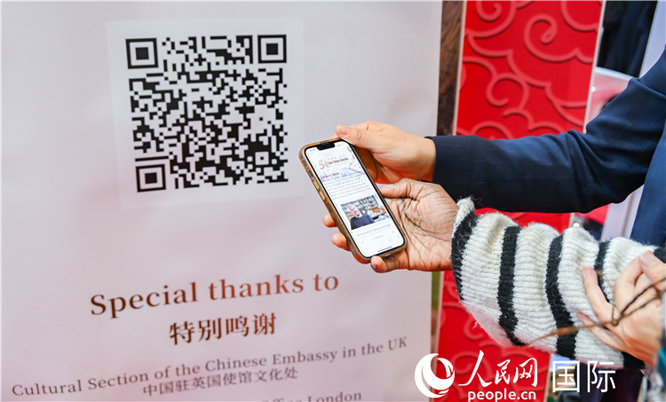 觀眾掃碼《我們的中國(guó)故事》系列視頻。人民網(wǎng) 郭錦標(biāo)攝