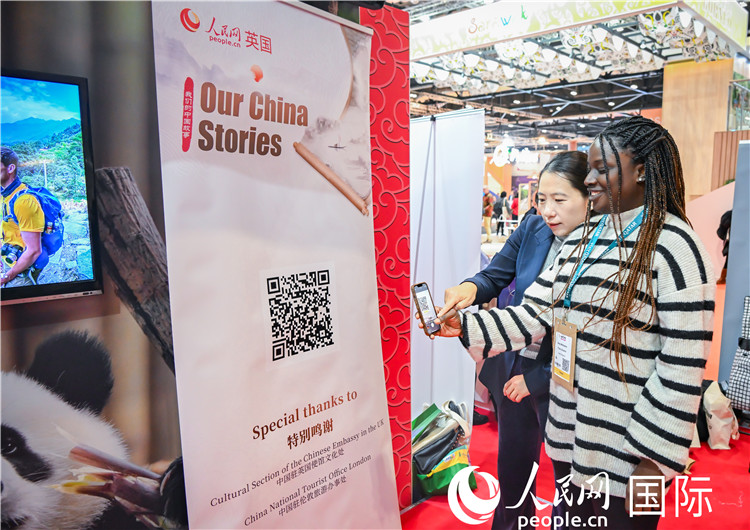 觀眾掃碼《我們的中國(guó)故事》系列視頻。人民網(wǎng) 郭錦標(biāo)攝