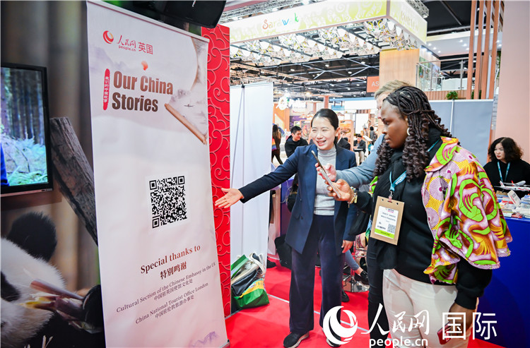 觀眾掃碼《我們的中國(guó)故事》系列視頻。人民網(wǎng) 郭錦標(biāo)攝