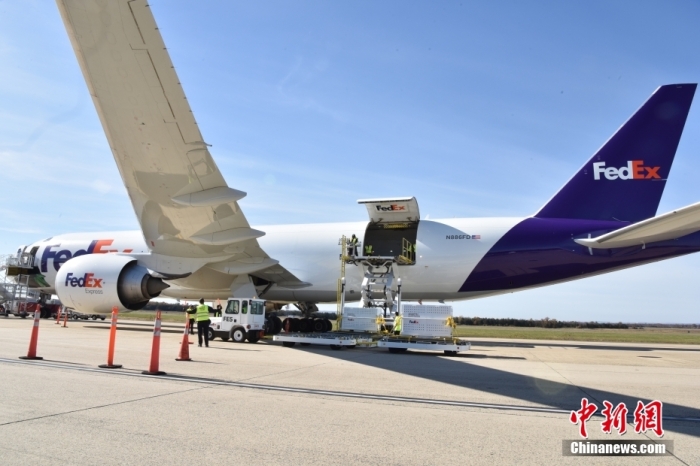 當(dāng)?shù)貢r(shí)間11月8日，美國華盛頓史密森學(xué)會(huì)國家動(dòng)物園的大熊貓“美香”“添添”和它們的幼崽“小奇跡”乘坐的專機(jī)從華盛頓杜勒斯國際機(jī)場(chǎng)起飛前往中國成都。圖為裝有大熊貓的特制“旅行箱”正在運(yùn)上專機(jī)。<a target='_blank' href='/'><p  align=