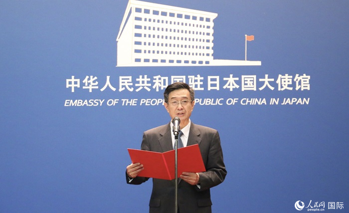 中國駐日本大使館教育處公使銜參贊杜柯偉宣讀獲獎人員名單。人民網(wǎng) 許可攝