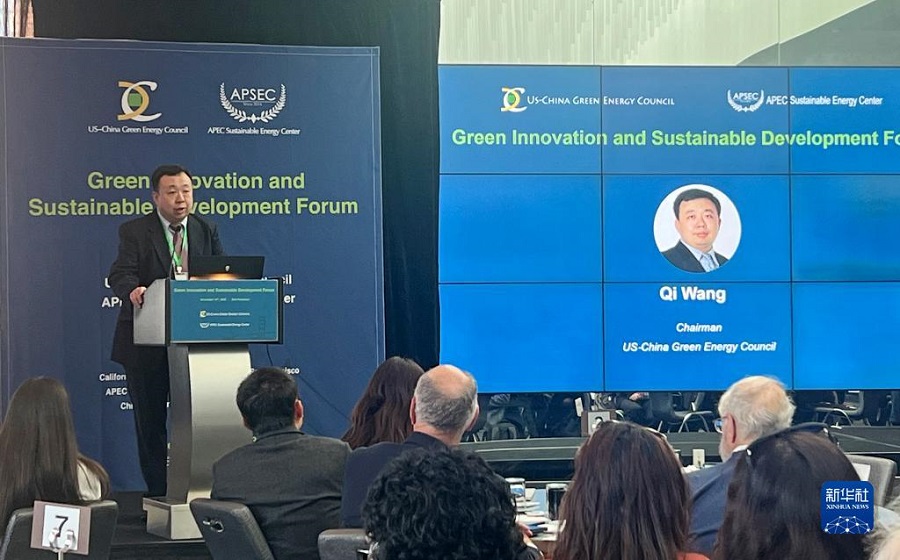 11月13日，美中綠色能源促進會會長王麒在舊金山舉行的“綠色創(chuàng)新與可持續(xù)發(fā)展論壇”上發(fā)言。新華社記者 譚晶晶 攝