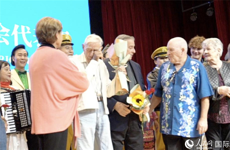 哈里·莫耶和代表團(tuán)其他成員訪問昆明外國語學(xué)校，觀看講述飛虎隊開辟駝峰航線故事的音樂劇《翠堤長虹》，并與學(xué)校師生合唱《友誼地久天長》。人民網(wǎng) 趙瞳攝