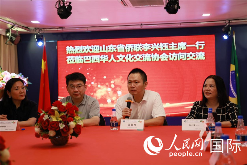 中國駐里約熱內盧副總領事王尉育（右二）發(fā)表致辭。人民網記者宋亦然攝