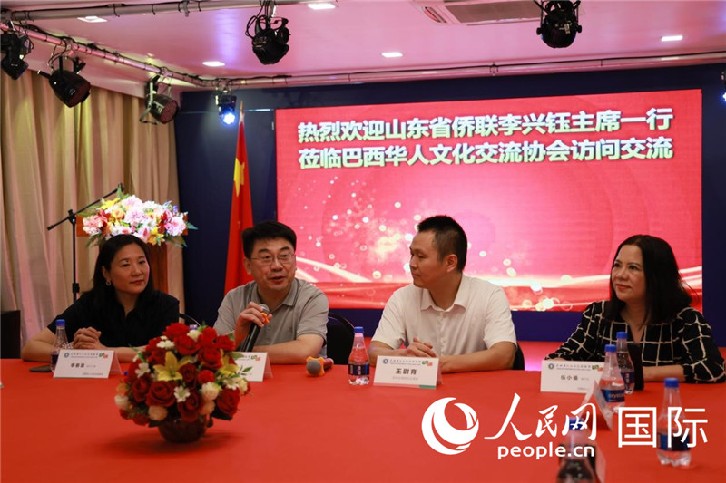 山東省僑聯(lián)主席李興鈺（左二）和與會僑領座談。人民網記者宋亦然攝